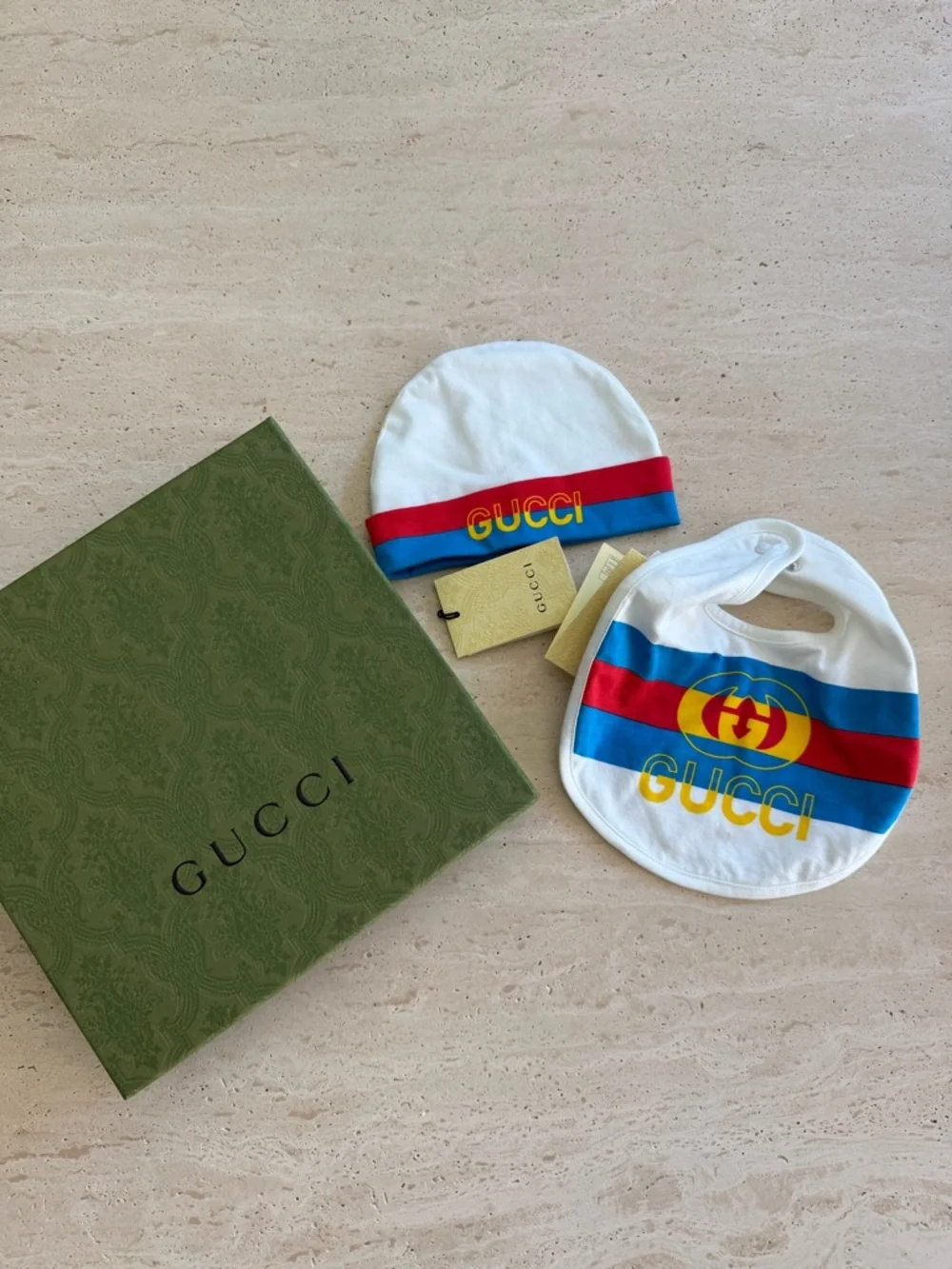 NWT GUCCI Kids GG Logo Bib + Gucci Logo Beanie Hat Set Baby Gift